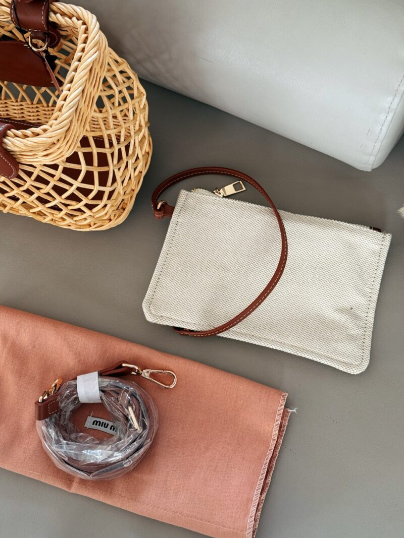 3d3f6dbba3.jpg 250 boxes
size:24*18cm
Miumiu Summer Limited Edition|
New woven vegetable basket
A chaotic hobo bamboo woven bag with a raging fire
The cute cowhide iconic logo becomes a highlight, it's so beautiful