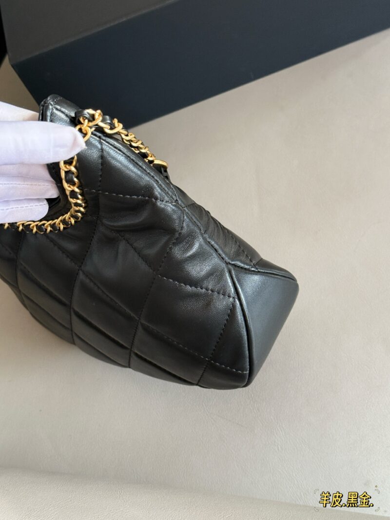 3d4c43b0ff.jpg 310 box sheepskin
size:26*17cm
Chanel 25p hobo bow is too cute
Sheepskin texture is soft and delicate
The butterfly bow on the shoulder strap is full of luster, so loving!
The capacity is also very good. Blessed are the sisters who like single shou...