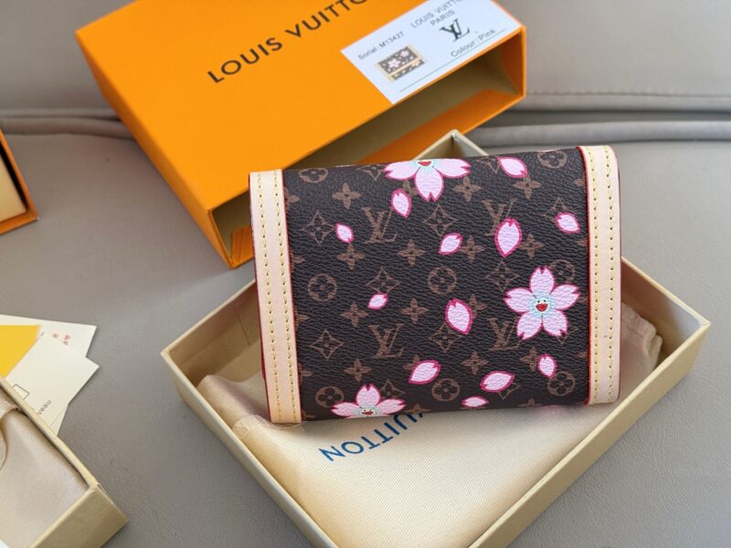 3d4e613b86.jpg 170 boxes
size:12*9cm
L Family Sakura Flash Series Wallet
lovely! Easy to carry!
A small wallet that keeps its appearance online
There are a total of 6 ? ? A card slot,
A change slot with a zipper!