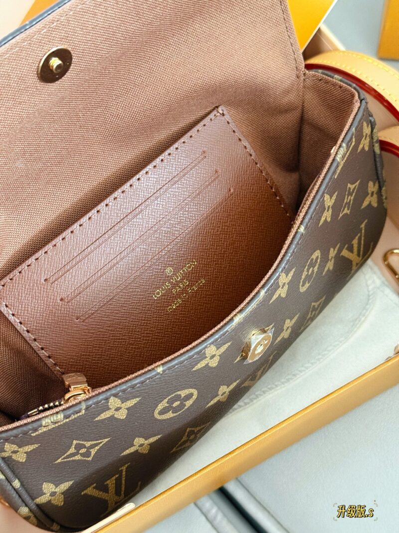 3d858795d9.jpg 225 box upgrade version s
size:22*12cm
Mahjong bag with double chain design for L family Ivy
Ivy, I call it the most suitable bag to carry in summer
Can be carried diagonally, single shoulder, or handheld
The built-in card slot is cute and easy to use!