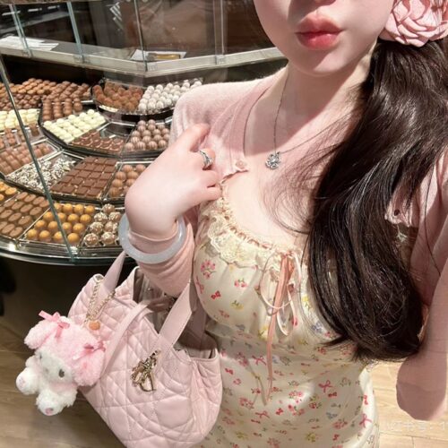 How can you be so lustful? Oh my god, whoever carries this bag looks good!!
