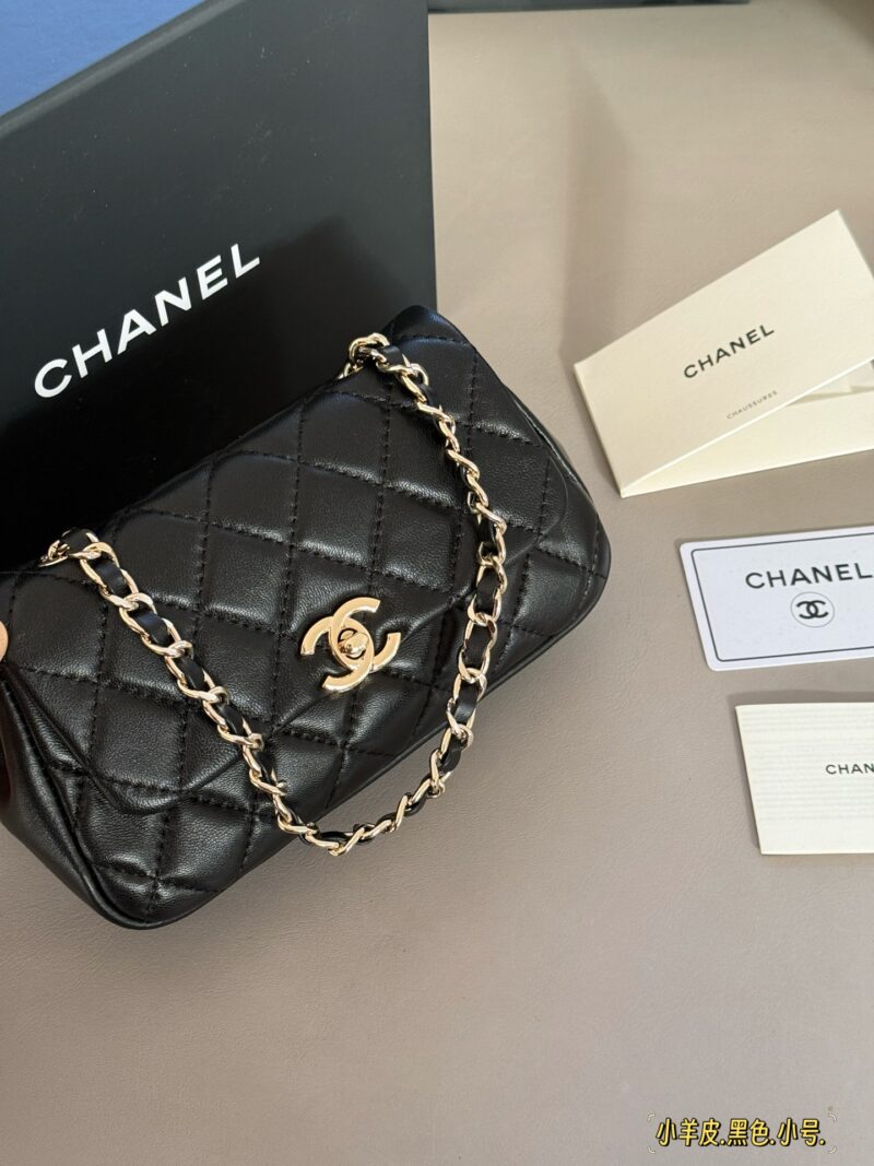 275, 280 box top lambskin
Size: 20 * 12cm (small size)
22 * 14cm (large size)
25S Treasure Black Horse
Xiaoxiangjia Mini CF~
There is this cute and cost-effective little one available
Black lambskin+light gold swivel buckle
Chanel's most classic conf...
