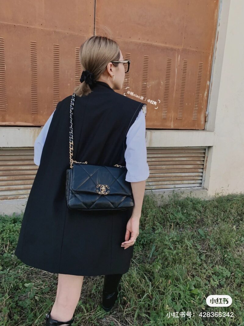3dc72982cd.jpg Chanel 19bagI1 is a bag that can be owned by both boys and girls. There are many small fragrances in this bag, so there's no need for me to say more
The large black and gold logo has high recognition
I think the size is just right and the capacity is...