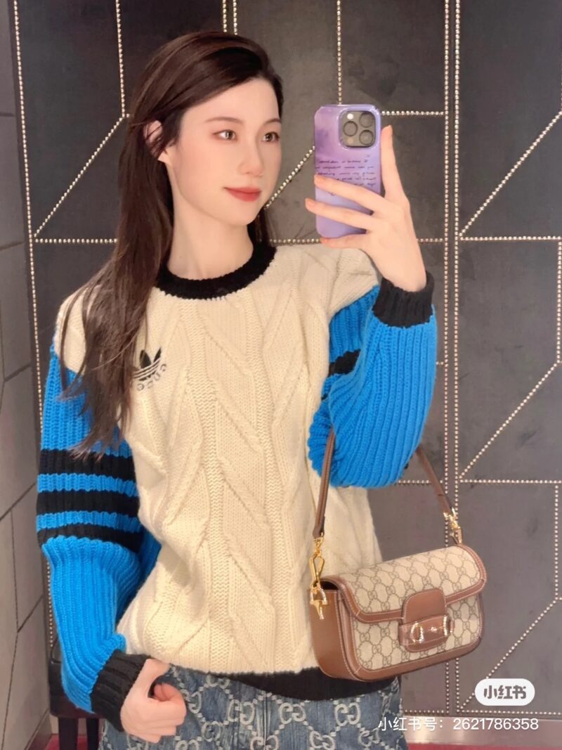 3ddfbacf4c.jpg G Home 1955 New Underarm Bag
G's 1955 new MINI armpit bag, isn't it too beautiful! Two shoulder straps, one leather strap can be used as an underarm bag, and one metal chain can be worn diagonally on one shoulder. #Big Brand Bag # High end Customizat...