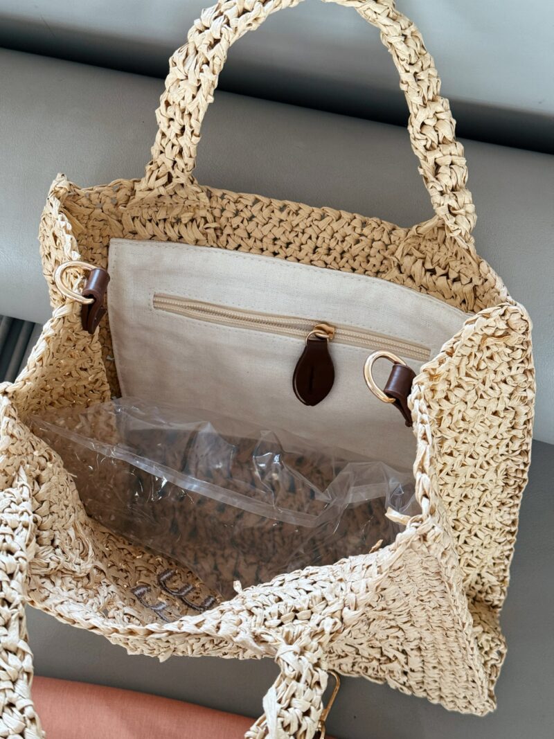 3dec5e5246.jpg 200 boxes
size:30*25cm
Miumiu Summer Limited Edition|
New woven vegetable basket
The burnt Hobo Lafite Grass
The cute cowhide iconic logo becomes a highlight, it's so beautiful