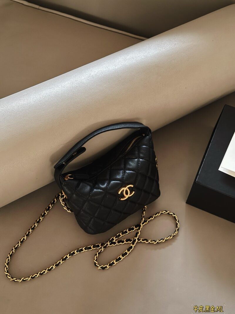 3df1b7919b.jpg 235 box
Size: 15 * 13cm (small)
Xiaoxiang's lunch box bag
A popular bag that catches the eye at a glance
Really cute
Can be sweet or salty
You can hold it by hand, shoulder and back. The chain length is just right
It also has strong compatibility#