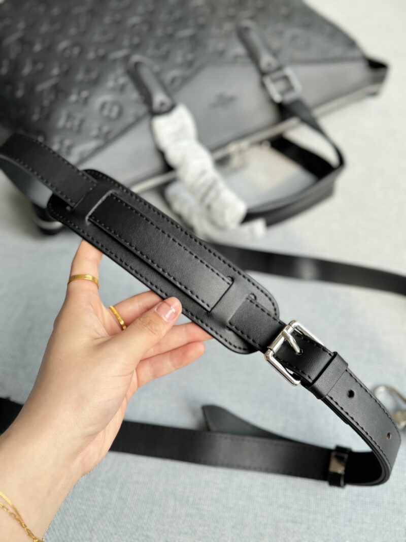 3e20504d88.jpg Cowhide 355
size:39×28
LV Exploer embossed commuting bag, office bag, computer bag, shoulder bag, crossbody bag, handbag
Simple and practical, with a premium yet understated texture, suitable for both business and leisure, and featuring vintage fl...