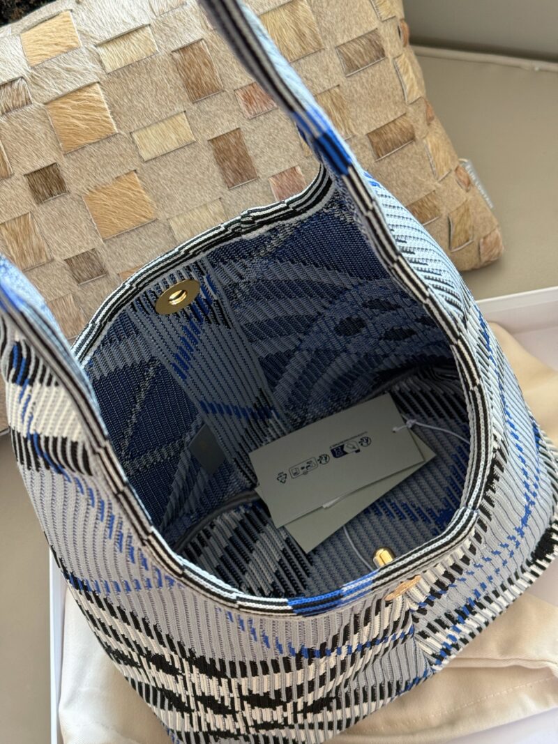 3e3939e344.jpg 260 without box
size:27*22cm
Share it quietly
Bur | hobo plaid armpit bag
The new product is so cute
Versatile, I really love it
Moss color/dark blue/