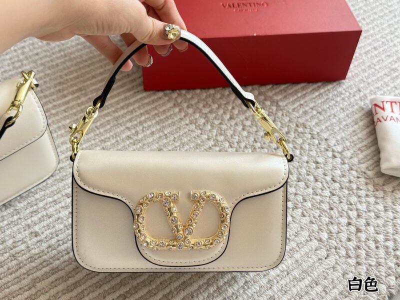 3e3cbebcd4.jpg 220, 135 box sets
size:20 9cm
26 17cm
Valentino New Product!
Who can refuse a style
Dressing for spring, summer, autumn, and winter
Everything is completely fine~