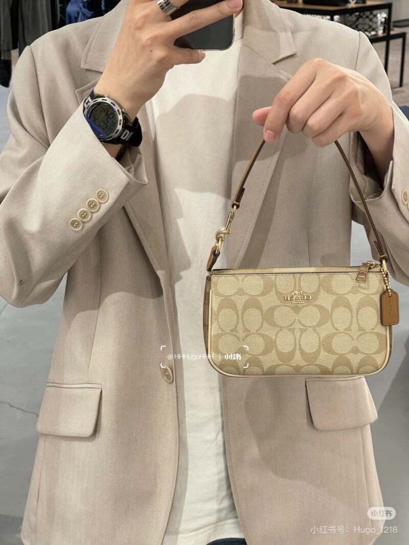 Coach relief nolita mahjong
Those who have bought Coach Outlet should know that either running naked or giving away a plastic bag with a logo has no sense of ceremony .
However, the official box set is still worthy of praise. It is paired with a C-bu...