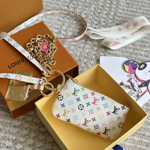 210 fashion is indeed a cycle
Who got the LV Murakami Takashi limited edition phone chain bag? It's so cute, isn't it? As expected, a fashionable item can only hold one lipstick
It's okay to use it as a pendant or a card bag when going out. It's expe...
