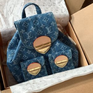 320 210 box (backpack)
Size: 24 * 15cm (large)
18 * 10cm (mini)
Loewe Geometry Package Puzzle
Truly cannot be missed,
?? Cowhide quality!
Completely hold on!
Luoyiwei | A perfect shoulder strap