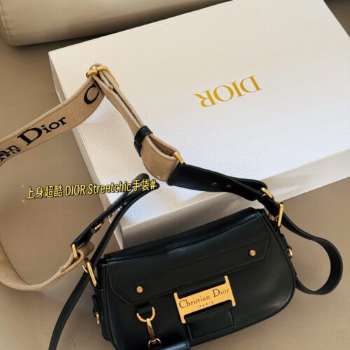 360 box cowhide
size：24*14cm
Top up super cool DIOR Streetchic handbag
The large metal plaque design has a cool punk vibe from ancient times!
The wide shoulder straps are adjustable on both sides, allowing it to achieve multiple back styles