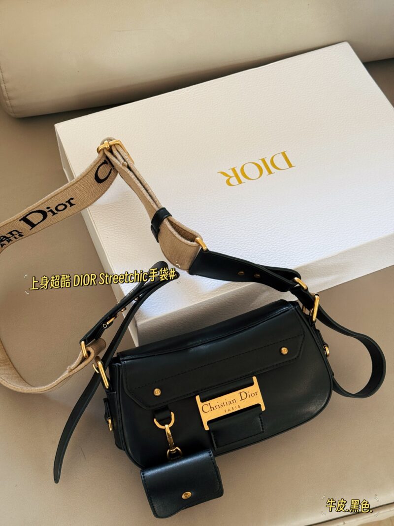 3e6e787589.jpg 360 box cowhide
size:24*14cm
Top up super cool DIOR Streetchic handbag
The large metal plaque design has a cool punk vibe from ancient times!
The wide shoulder straps are adjustable on both sides, allowing it to achieve multiple back styles