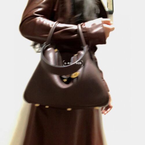 Ebony is the hottest color of autumn and winter this year