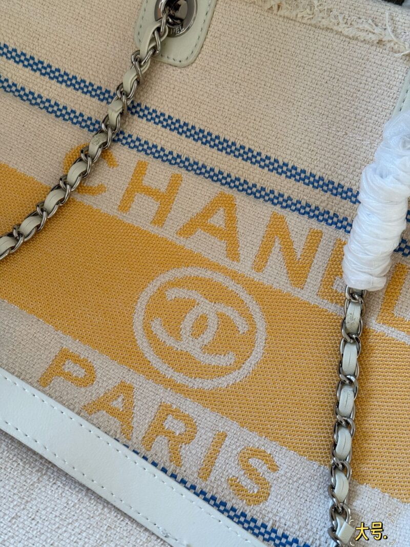 3e8f894e9d.jpg 390380 without box
Size: 38 * 30cm (large)
33 * 25cm (small)
Xiaoxiangjia 25C Early Spring Vacation Series
Marseille and the Sea
Arrange it! Arrange it!
This beach bag released this year is so beautiful!
People are already eagerly anticipating it!