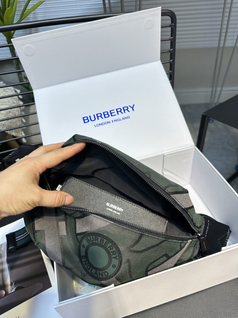 Green BURBERRY New Year NY ? Mlb Co branded Super Western Chest Bag/Waist Bag Premium Version Fabric is custom-made, N levels higher than the black ones on the market, with perfect embroidery inside, complete set of hardware logo size 31 * 19 * mod...