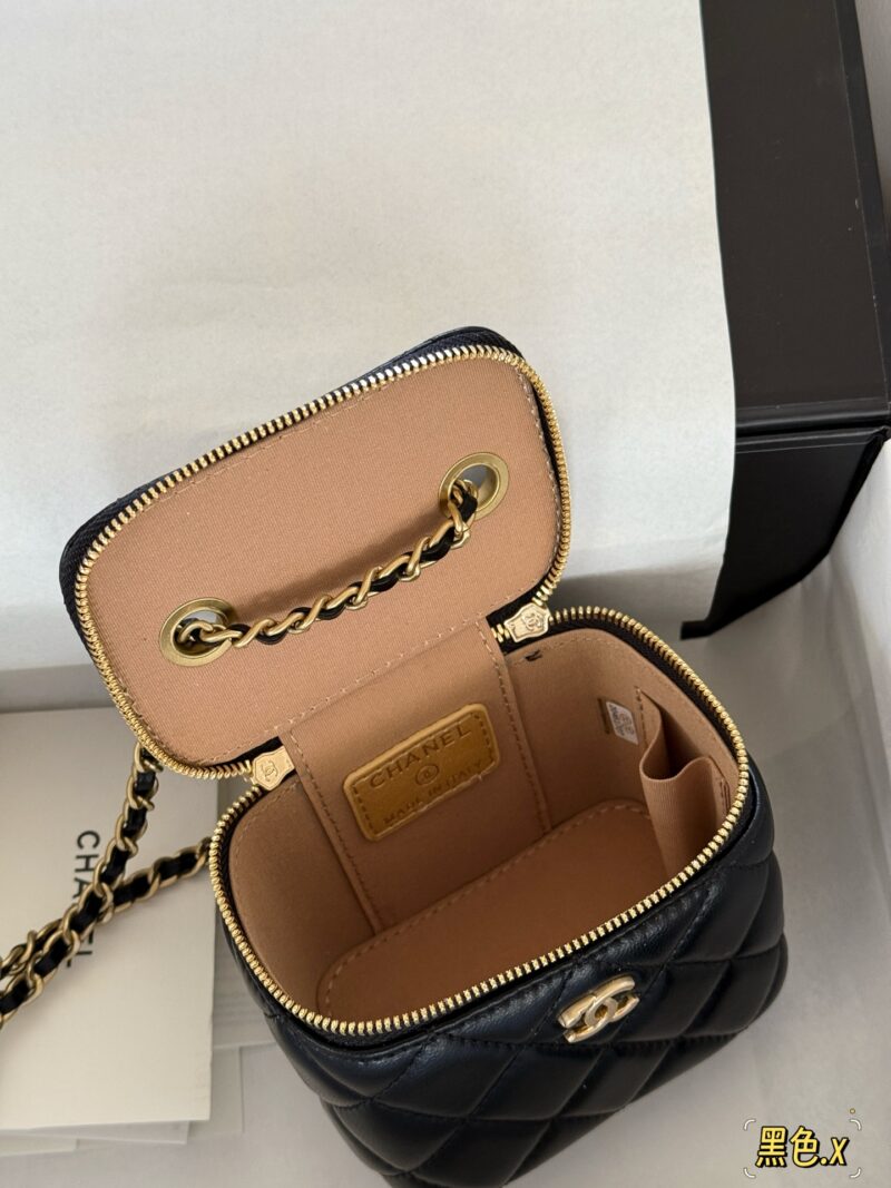 3ec4d6c230.jpg 190 Pack
size:11×8.5cm
Run quantity, quality/packaging matching
Xiaoxiangjia's new product mouth red envelope/box package
Handheld makeup box
Opening it on the street can repair makeup
Close the shape that can be bent