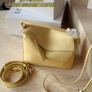 235 High Order Edition (Gift Box)
Size 20 * 14cm
GG Small Saddle Bag
Classic coffee color, huge and cute size
Comes with two shoulder straps for easy switching
The perfect combination of thick shoulder straps and thin shoulder straps
Search GG 1955 s...