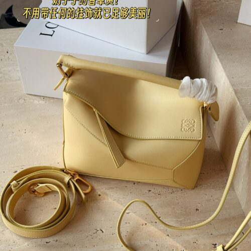 235260 box
Size: 18 * 10cm (mini)
24 * 15cm (large size)
Loewe Geometry Package Puzzle
Truly cannot be missed,
?? Cowhide quality!
Completely hold on!
Milk like vanilla yellow!
It's already beautiful enough without any decorations!