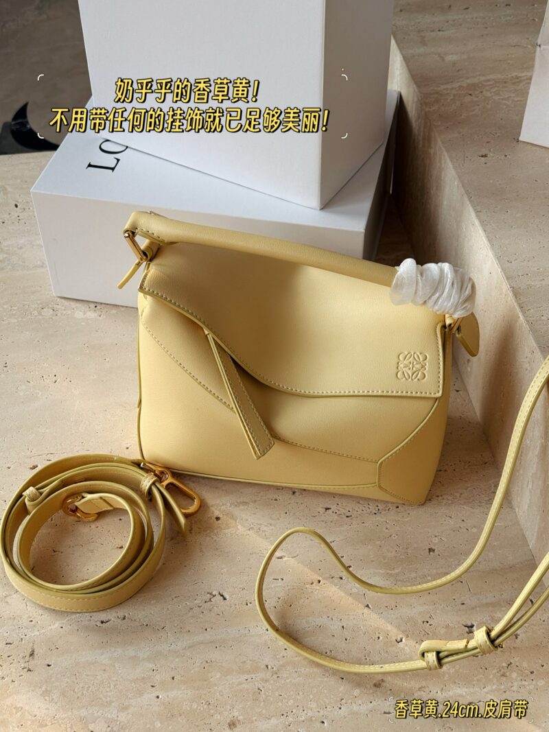 3ecc0cb4bf.jpg 235260 box
Size: 18 * 10cm (mini)
24 * 15cm (large size)
Loewe Geometry Package Puzzle
Truly cannot be missed,
?? Cowhide quality!
Completely hold on!
Milk like vanilla yellow!
It's already beautiful enough without any decorations!