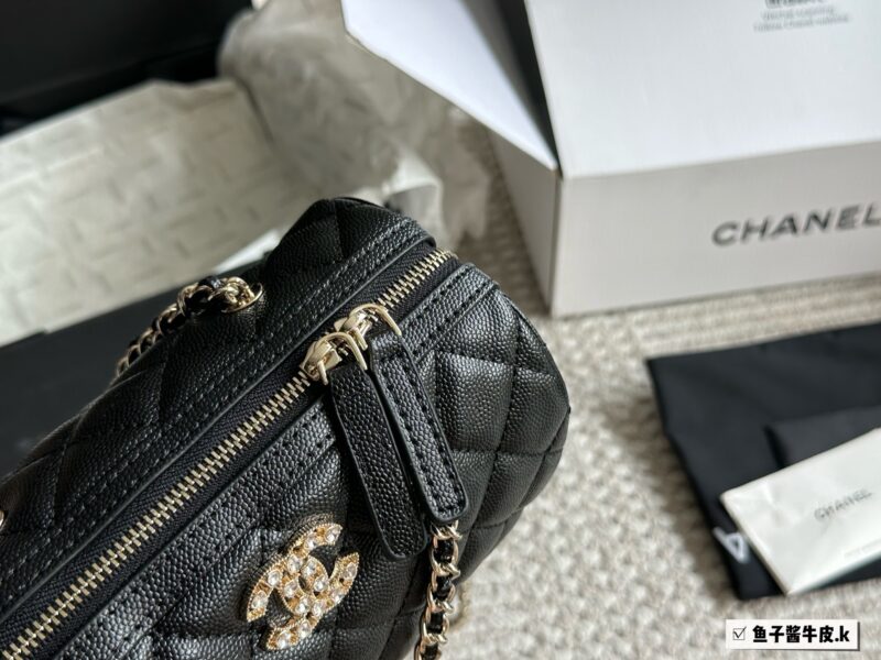 Chanel Boston P260
Chanel 25P Bowling Bag Elegant Beauty
#The bag is not duplicated, Chanel black with white border Boston 25P bowling ball 6 Boston! Carrying a crossbody, both phones can fit in! Still comfortable and durable, the market is very obvi...