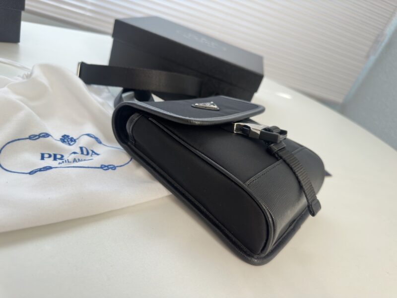 Complete gift box packaging ? Vertical PRADA ? Model 2020-1 Large Phone Bag [Strong] Crossbody Bag Waist Bag Multi purpose unisex Milan Creation. Miuccia Prada's unique talent lies in her relentless pursuit of new ideas, blending curiosity for kn...