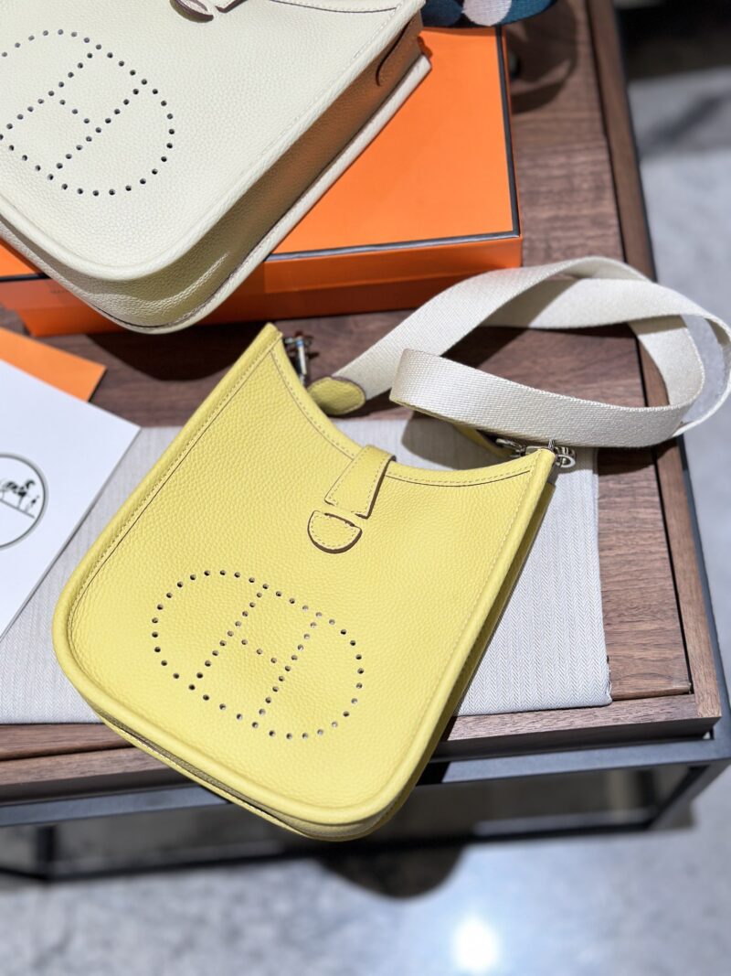 P250 Togo Leather Upgraded Edition
Hermes Mini evelyne is worth listing Mini evelyne,
Nata didn't think she was that fond of it at first, but holding it in her hand is so fragrant, it's just a fragrance without adjectives, paired with a Pegasus and m...