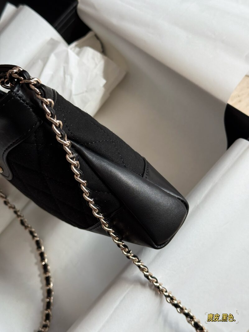 3f6f56ab08.jpg 200 boxes
size:22*14.5cm
Xiaoxiangjia's 23a is worth buying
Cute and lovely side scrolling 31 nano bag
Suede and sheepskin make it look more luxurious
Who can withstand this!
Xiaoxiang's true love fans must join!
A pack is hard to come by!