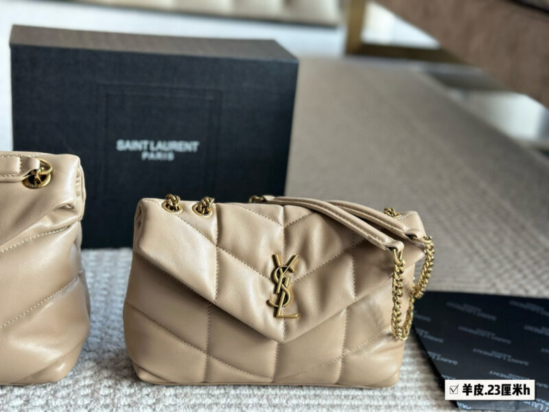 3f83def86a.jpg 300, 190 with box sheepskin
Size: 29 * 22cm (large)
23 * 16cm (small)
YSL Cloud Bag
LOULOU PUFFER
Quilted lamb leather bag
Like embracing clouds ?? General feeling