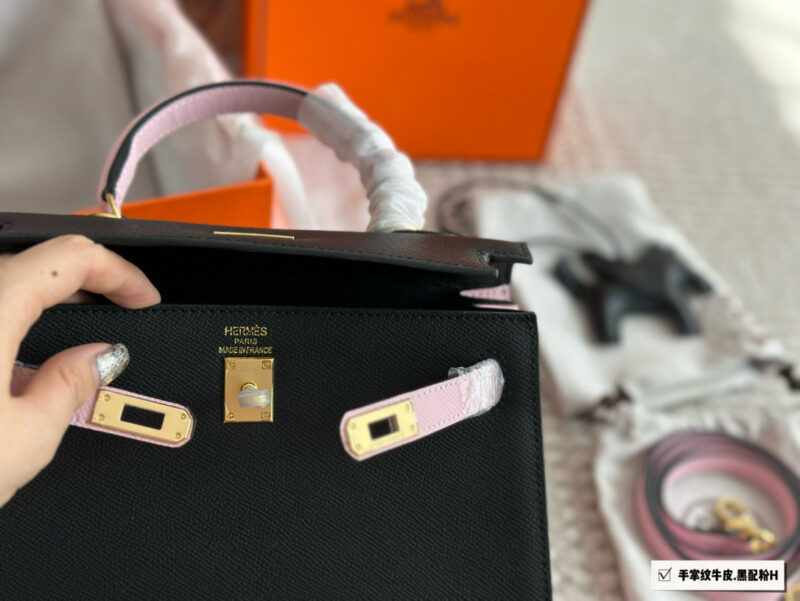 Color blocking ￥ 275
Leather Palm Pattern Gift Silk Scarf Pony Pendant Hermes Kelly Hermes Palm Pattern Calfskin, Material Imported, Size: 28cm. If you like this style, you must take it off. Original mold customization for shipment, hardware with lo...