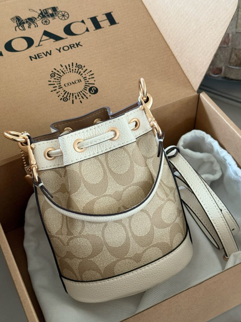 3f89363e7e.jpg 215 boxes
size:16*16cm
C Mini Bucket Bag is super cute!
What a cute and lovely little bucket!
Isn't it too delicate and cute
Search Coach Coach Bucket