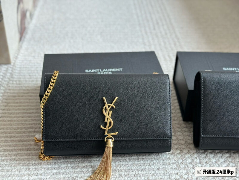3f9e76d256.jpg 240 box cowhide
Size: 24 15cm (large)
YSL WoC envelope package
kate
Caviar cowhide looks particularly good in texture! Durable and wear-resistant!
? Crossarm ? Underarm