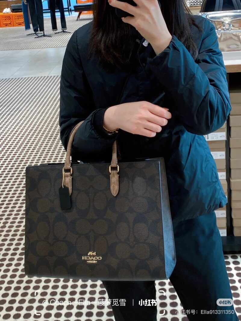 Good looking and easy-to-use bag, Coach's new product for December, Maggie tote, warm winter outfit
Maggie Tote's simple appearance makes it easy to accommodate
Play with style and effortlessly switch styles
