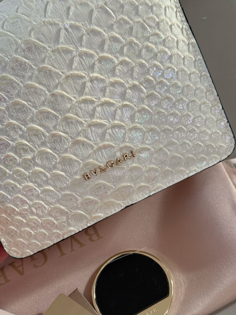 3fb9f2baa7.jpg 330 box
size:20.5*15cm
Bulgari cowhide
White versatile summer must-have
The bag is simple and exquisite, with an elegant upper body and temperament
Snakehead and chain showcase details
Three compartments capacity
A stylish outfit that won't go wrong!