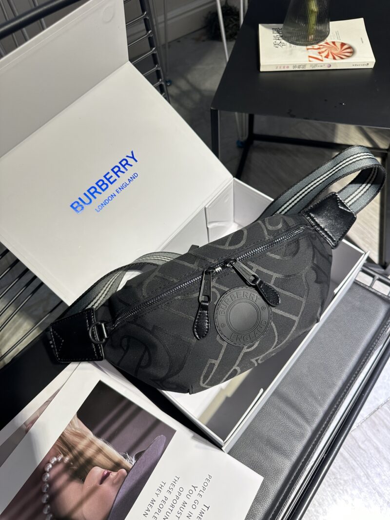 3fbfbb06bb.jpg Black BURBERRY New Year NY ? Mlb Co branded Super Western Chest Bag/Waist Bag Premium Version Fabric is custom-made and is N levels higher than the black ones on the market, with perfect embroidery inside and a complete set of hardware logos. Size ...
