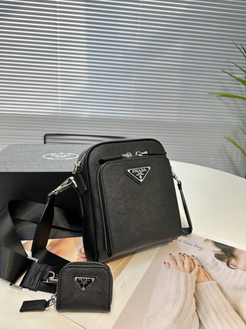 2VH 168 PVC leather
This shoulder bag is made of Saffiano Taiwanese fabric, with simple lines that highlight a striking style. The iconic Saffiano leather material is synonymous with luxury and a symbol of identity for traditional Italian leather man...
