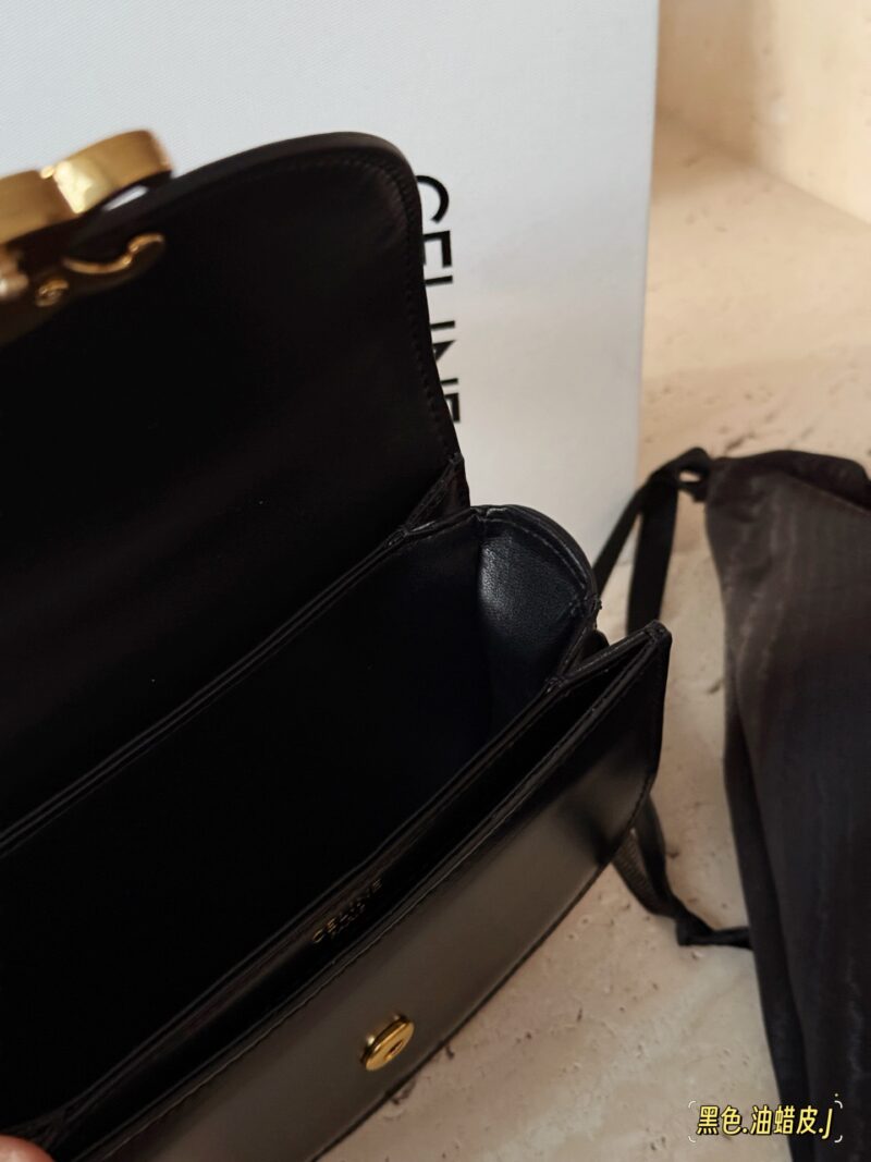 3fe6771a34.jpg 250 box cowhide
size:16*12.5cm
Celine's latest Arc de Triomphe handbag is here!
Between the medium-sized bag and the mini bag
One size
Both practical and cute enough!
I can't put down my phone