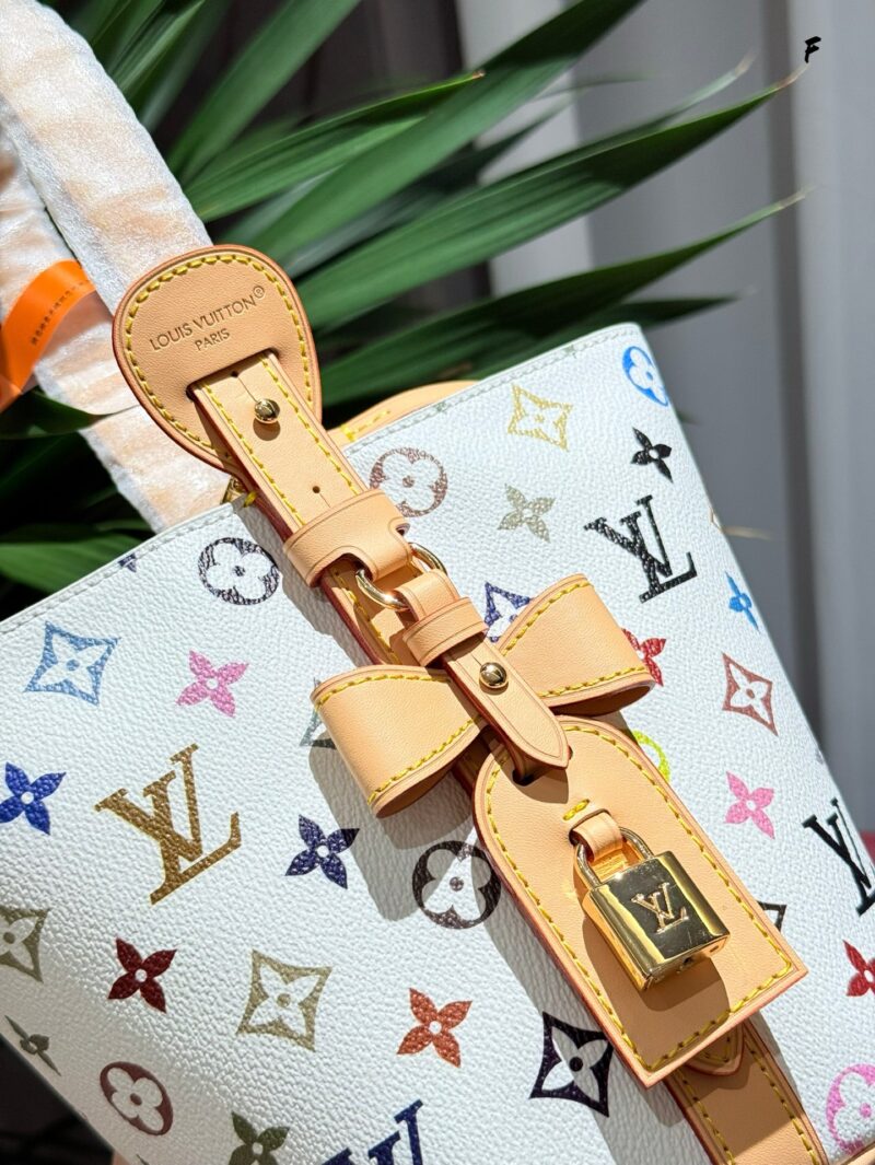 3ffeefdcad.jpg Can't put it down, white tri colored vegetable basket, water bucket bag
The only item that can be reserved is still my personal favorite
You can carry it both on one shoulder and crossbody!
How can it really look so beautiful, with a drop of white tr...