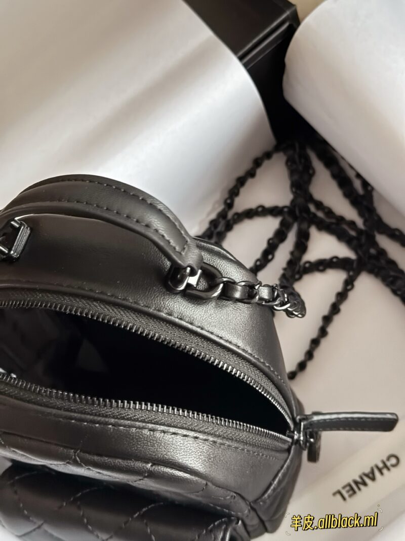 40072638f3.jpg 265/sheepskin box
size:13*18cm
Xiaoxiangjia's new 24c backpack
This season's stir fried chicken with cute little shoulders
It looks very small, but the capacity is quite large. There are also many ways to memorize it, which is very nice
25P all bla...