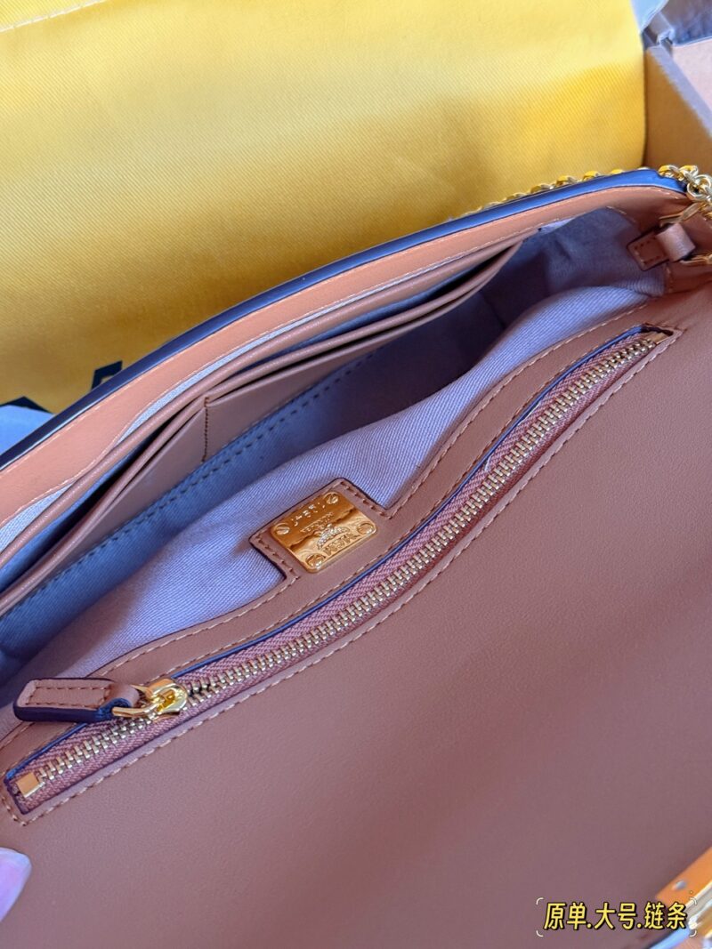 400be00245.jpg 210 205 box (chain shoulder strap)
Size: 23x14cm (large)
18 * 13cm (small)
Top tier original quality shipment
MC Chain Pack
Complete packaging as shown in the picture
Ensure the quality of actual filming
MCM chain bag is truly the king of versatility...