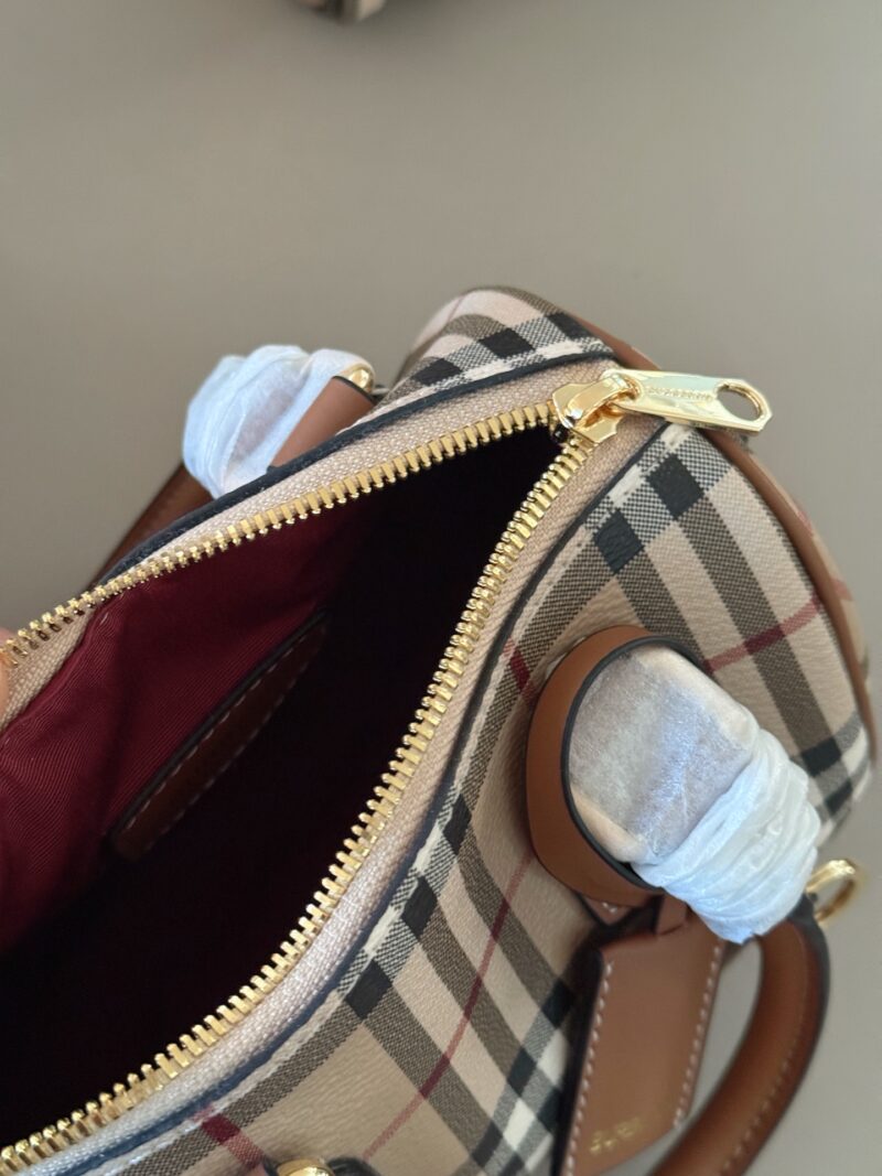 220 box mini
size：18.5*12cm
Bur's new mini pillow bag
New color, new grid
A small bowling bag
The capacity is definitely beyond your imagination, versatile