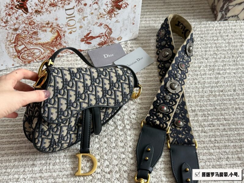 4018920c2e.jpg 289.299 box (Roman shoulder strap)
Size: 25cm * 20cm (large)
18cm * 15cm (small)
Upgraded version shipment ?
D Family Old Flower Saddle Bag
Equipped with deep blue cowhide long shoulder straps
Search for Dior