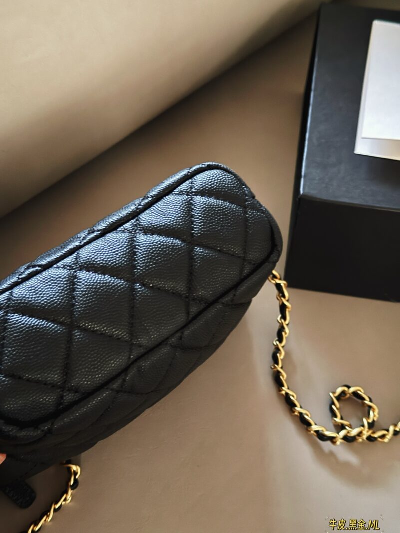 4018fa04c3.jpg 235 box
Size: 15 * 13cm (small)
Xiaoxiang's lunch box bag
A popular bag that catches the eye at a glance
Really cute
Can be sweet or salty
You can hold it by hand, shoulder and back. The chain length is just right
It also has strong compatibility#