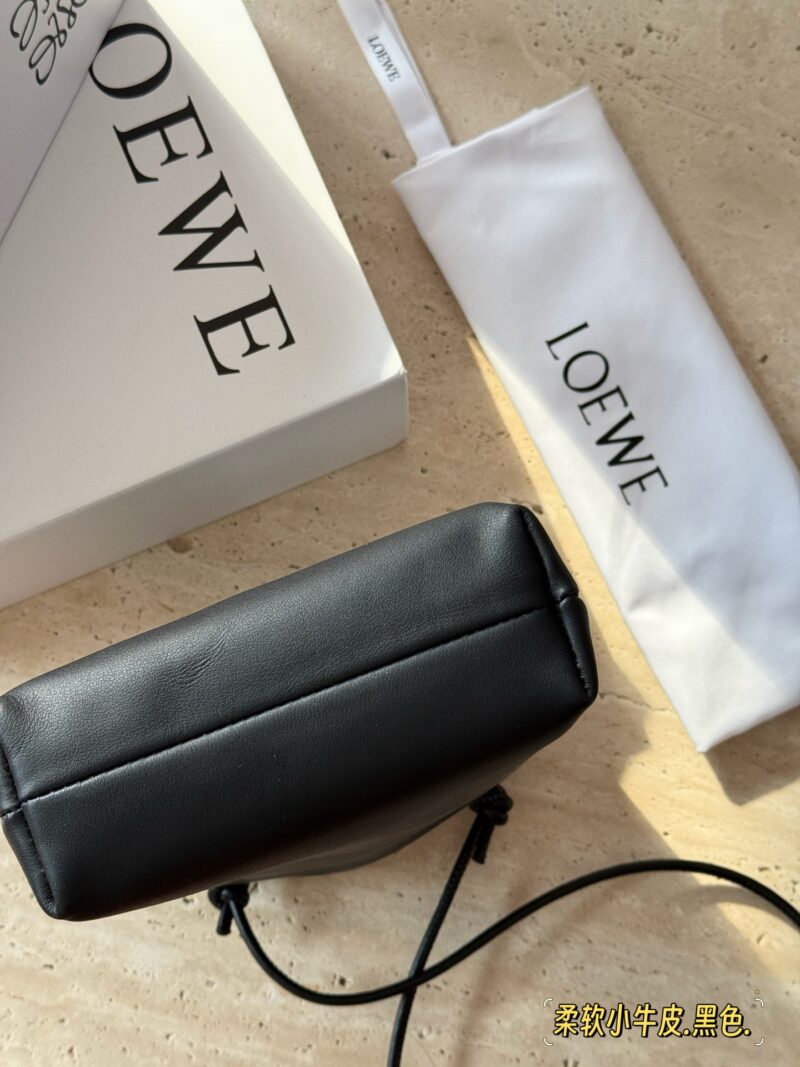 401dec4504.jpg 235 box cowhide
size:17*21cm
Loewe's new pebble pouch
Exquisite and compact
Zundu is very beautiful and soft
The material of calf leather feels very comfortable to the touch