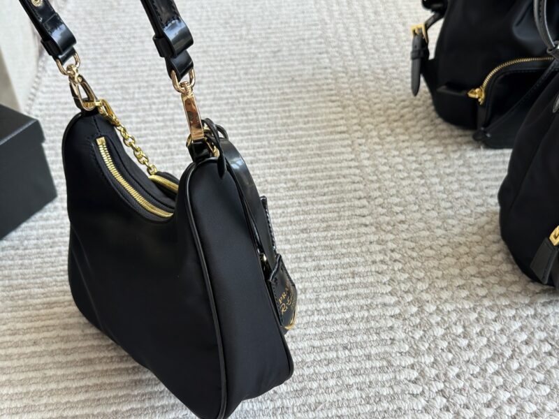 4029616d65.jpg 195 pairs of boxes
size:22 13cm
Prada Hobo Nylon Underarm Bag
Seeing the physical object is truly perfect!
package ??
Designed to be super convenient and comfortable!