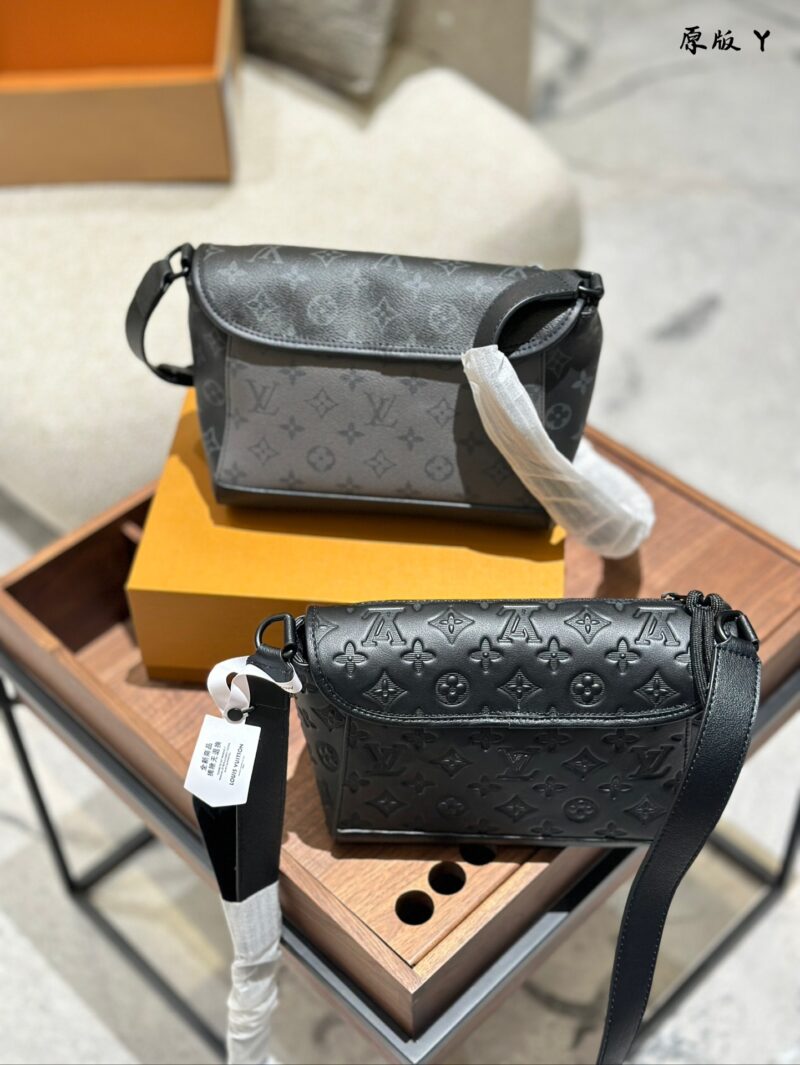 4032ef8eb8.jpg Black flower p260 embossed p280
LV Pulse Small | New Fresh Look! All the trendy men are squatting~Dangdang~Today I will introduce you to a product that has not yet been released The newly launched men's bag LV reports to you from the forefront
LVpuls...