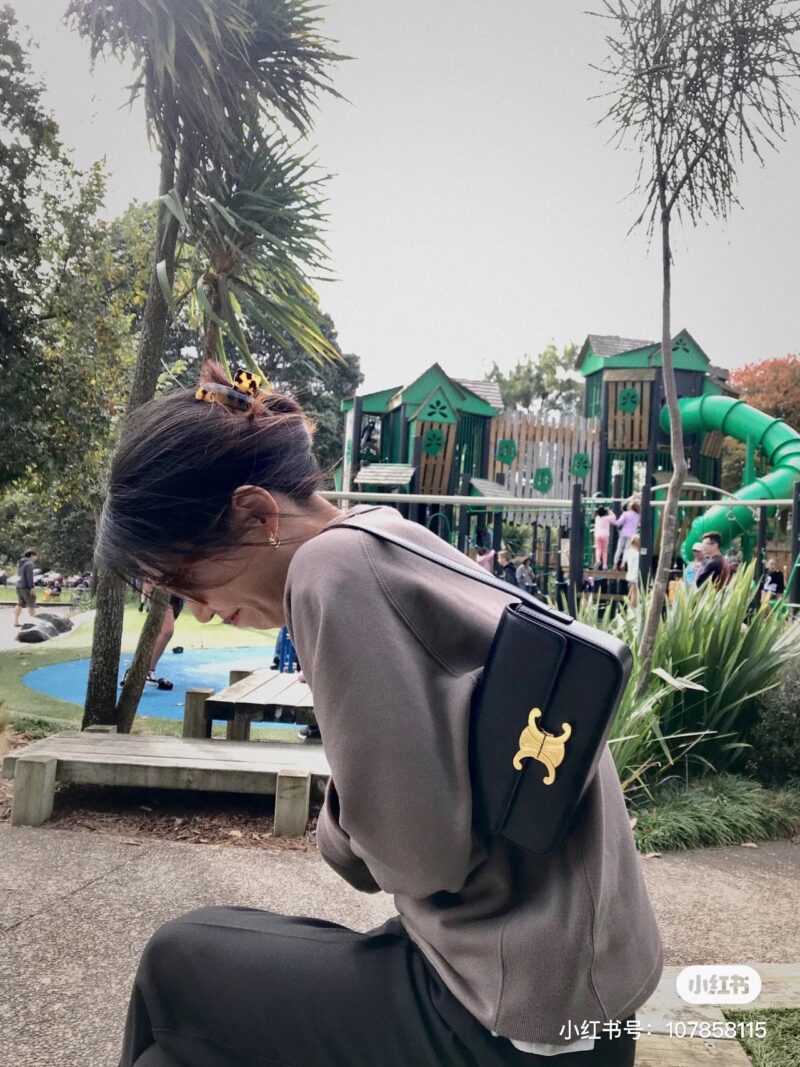 403795bf44.jpg Celine Arc de Triomphe Underarm Bag | Upper Body Picture
The long delayed upper body image is here+
To be honest, it's truly fragrant+
This is just for the sake of observation. When it comes to the small body, the capacity is actually quite large
Bas...