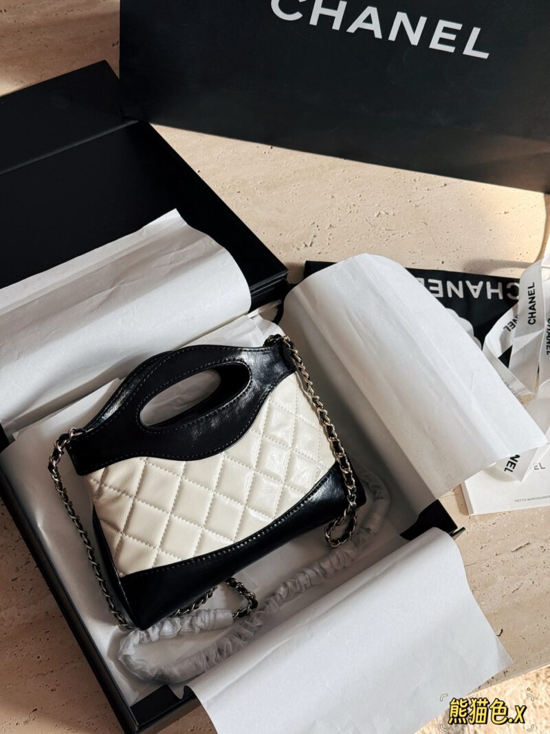 200 boxes
size：22*14.5cm
Xiaoxiangjia's 23a is worth buying
Cute and lovely side scrolling 31 nano bag
The black and white panda color scheme is really fragrant
Who can withstand this!
Xiaoxiang's true love fans must join!