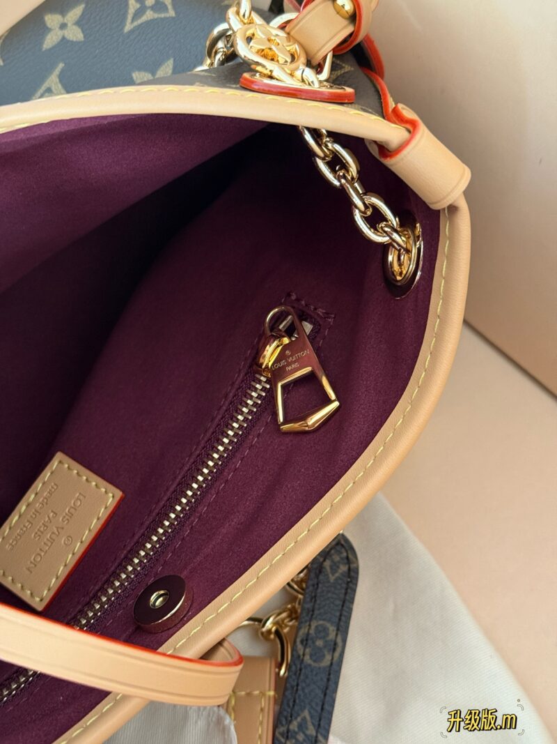 40516013cb.jpg 240 box upgrade version
size:26*17cm
L's Carryall BB has finally arrived
Package body with sliding metal chain
More exquisite!
Small girls are blessed with easy matching of various clothing styles!